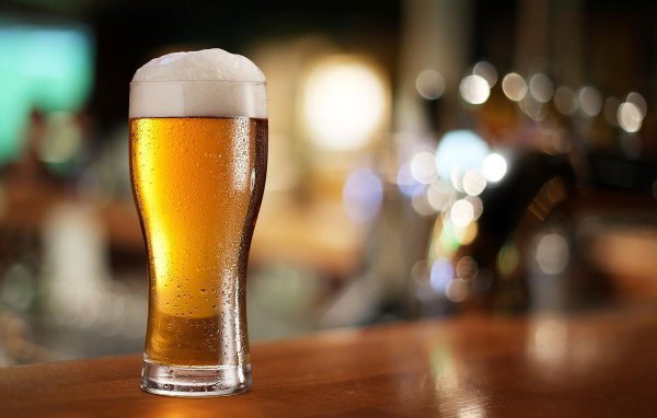 黄啤酒白啤酒黑啤酒的区别在哪