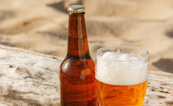 黄啤酒白啤酒黑啤酒的区别在哪