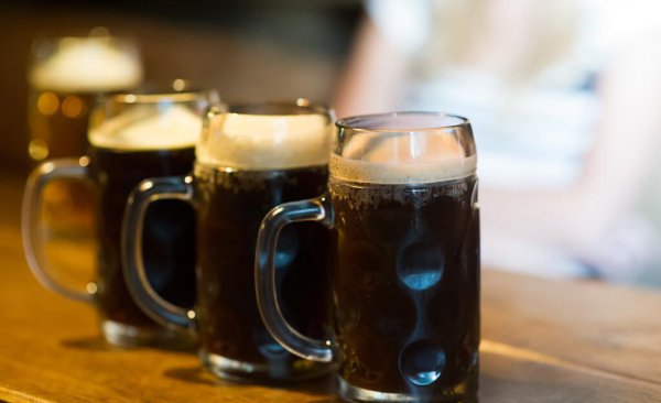 黄啤酒白啤酒黑啤酒的区别在哪