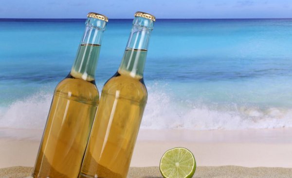 黄啤酒白啤酒黑啤酒的区别在哪