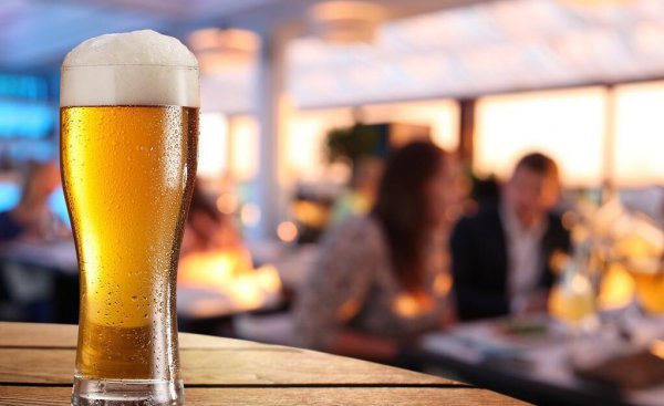 黄啤酒白啤酒黑啤酒的区别在哪