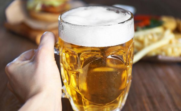 黄啤酒白啤酒黑啤酒的区别在哪