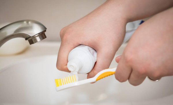 白衣服怎么洗才能白如新