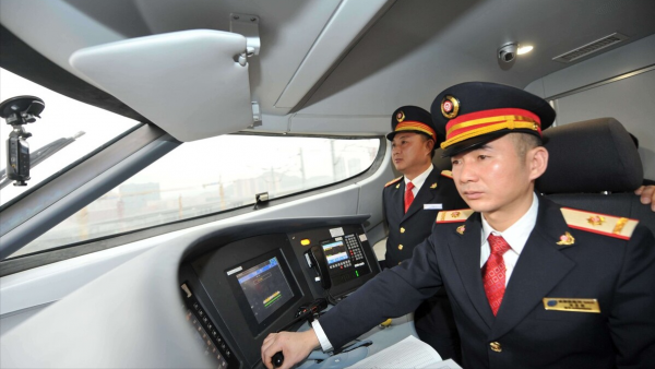 高铁司机一个月多少钱