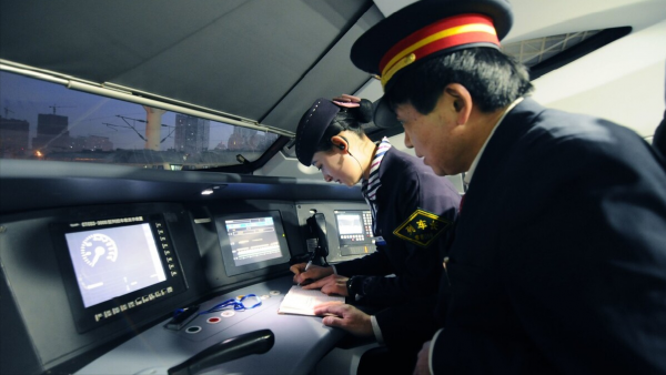 高铁司机一个月多少钱