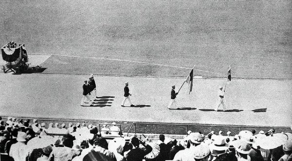 中国参加奥运会第一个人刘长春