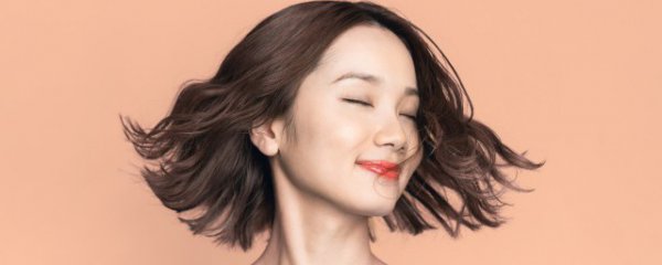 头发染什么颜色显皮肤白显年轻