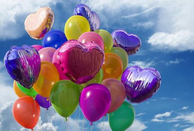 现在漂浮气球里面是什么气体 气球里充的是氢气还是氦气