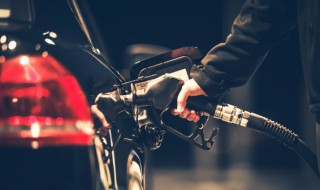 冬天汽车加油能开多久 汽车加满油一般可以跑多少公里