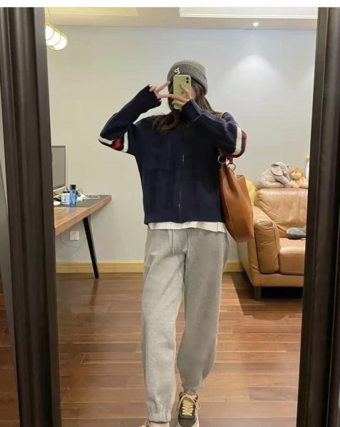 深灰色裤子配什么颜色上衣好看