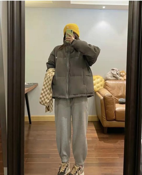 深灰色裤子配什么颜色上衣好看