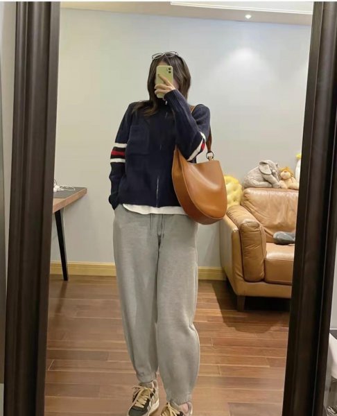 深灰色裤子配什么颜色上衣好看