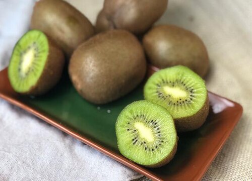 猕猴桃放软了一股酒味能吃吗