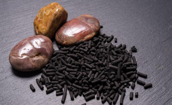 鱼缸水发黄但是很清澈什么原因