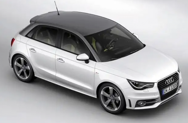 女生开的小巧的汽车图片