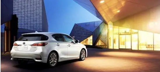 女生开的小巧的汽车图片