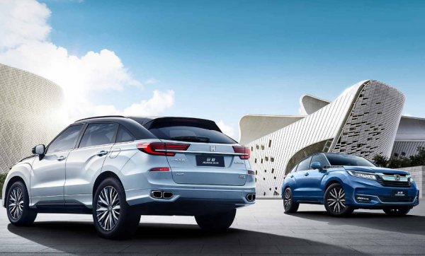 女生开的小巧的汽车图片