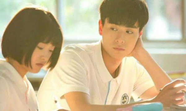 男同桌暗恋你的细节