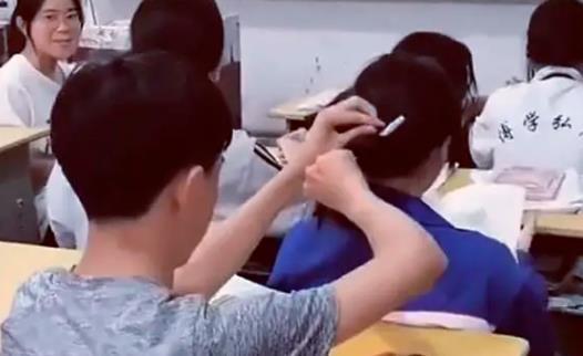 男同桌暗恋你的细节