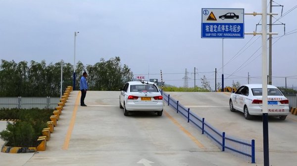 科二半坡起步最笨技巧