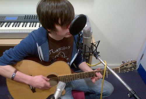 电箱吉他和木吉他的区别