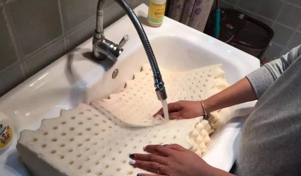 乳胶枕变黄变硬掉渣还能用吗