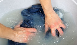 校服发霉用什么洗掉霉斑 如何去除校服霉斑