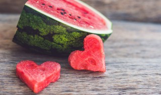 半个西瓜放冰箱隔夜能吃吗 半个西瓜放冰箱隔夜还可以吃吗