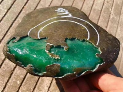 莫湾基翡翠什么特征 莫湾基翡翠的成品图片及原石特点