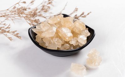 单晶体冰糖和多晶体冰糖的区别 颜色不同的冰糖哪个好吃