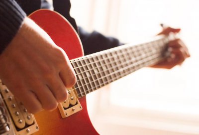 电箱吉他和木吉他的区别 亲身经历告诉你两者的不同