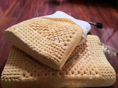 乳胶枕变黄变硬掉渣还能用吗 乳胶枕头发黄了正常吗