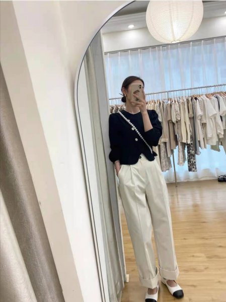 黑色上衣搭配什么颜色的裤子