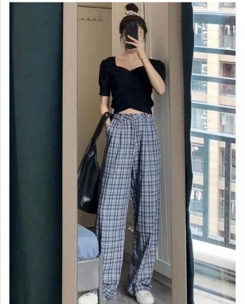 黑色上衣搭配什么颜色的裤子