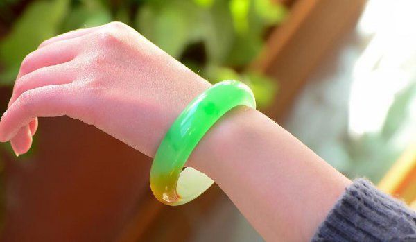 戴脖子上的玉能洗澡吗