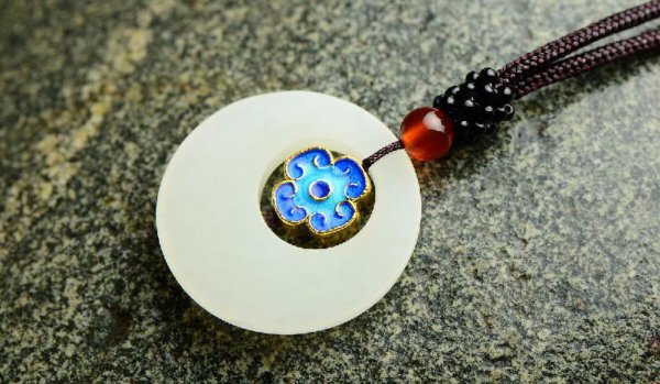 戴脖子上的玉能洗澡吗