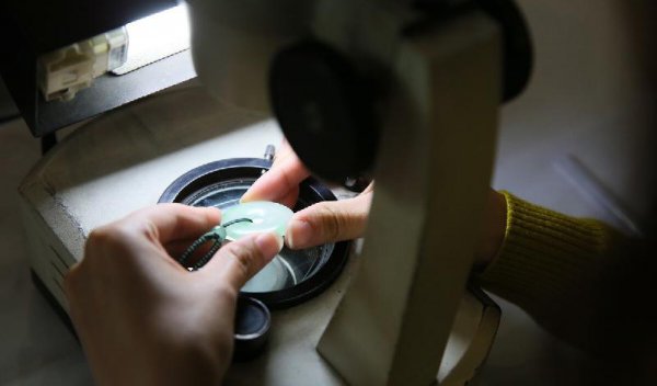 戴脖子上的玉能洗澡吗