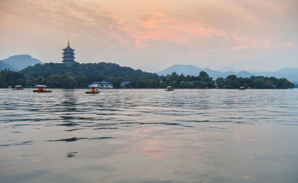 杭州西湖的特点体现在哪些方面