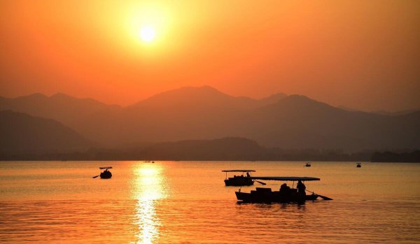 杭州西湖的特点体现在哪些方面