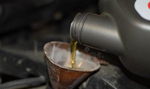 汽车换机油时为什么不要离开汽车