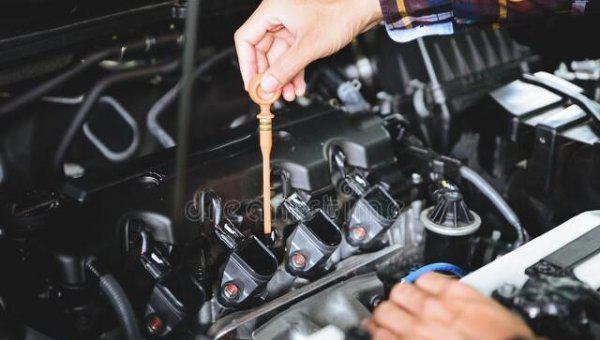 汽车换机油时为什么不要离开汽车