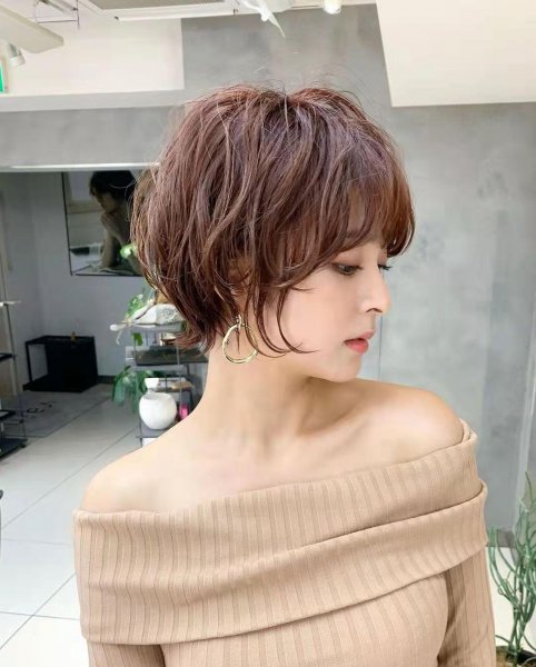 女人减龄的纹理烫短发