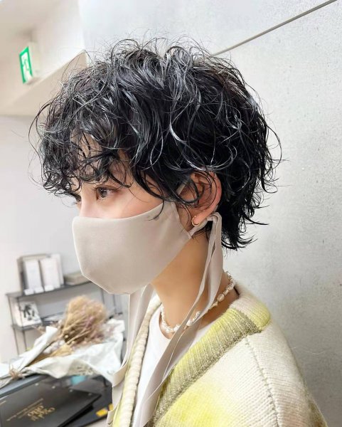 女人减龄的纹理烫短发