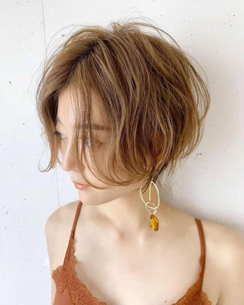 女人减龄的纹理烫短发