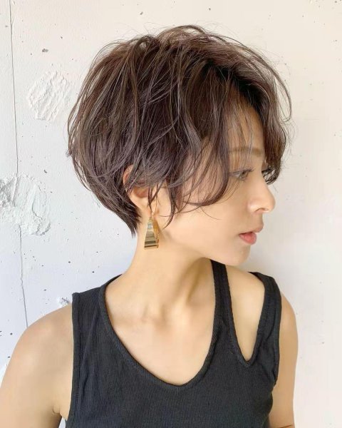 女人减龄的纹理烫短发