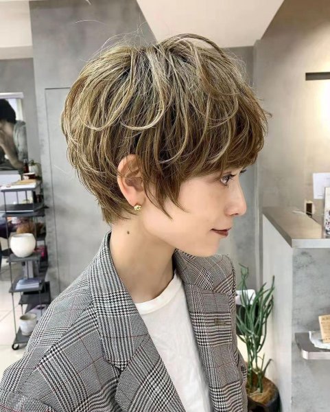 女人减龄的纹理烫短发