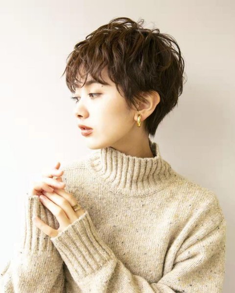 女人减龄的纹理烫短发