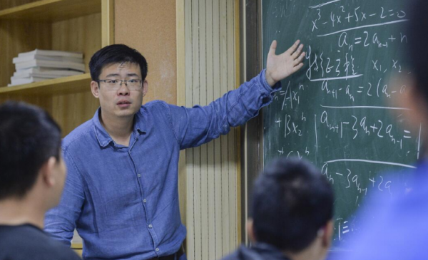 大学教授的工资多少钱一个月