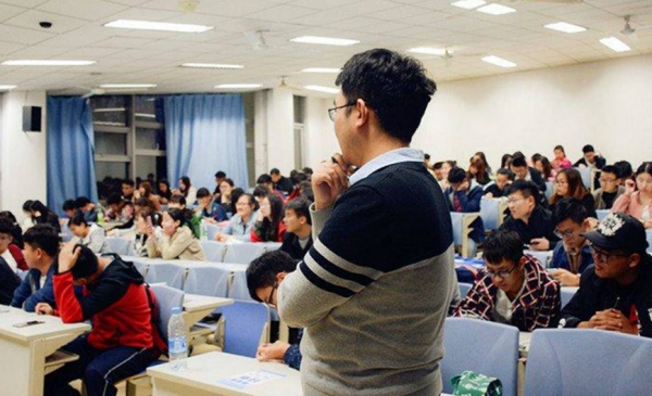 大学教授的工资多少钱一个月