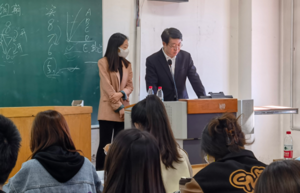 大学教授的工资多少钱一个月